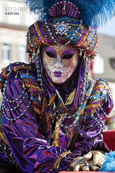 Venzianische Karnevalsmaske und Kostüme bei der Venezianischen Messe auf dem historischen Marktplatz  Ludwigsburg  Baden-Württemberg  Deutschland