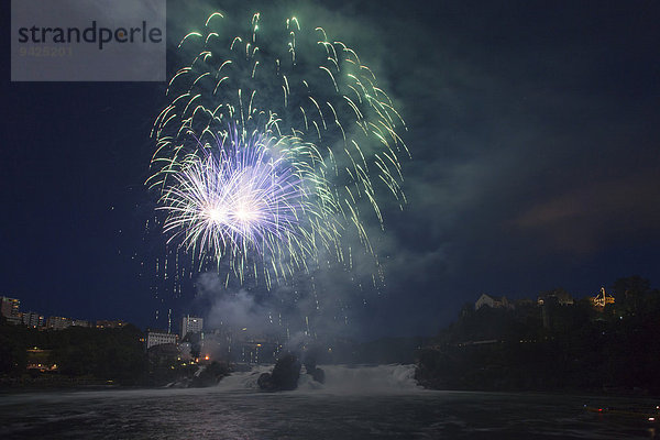 Feuerwerk am Rheinfall anlässlich des Schweizer Nationalfeiertages  Schaffhausen  Kanton Schaffhausen  Schweiz