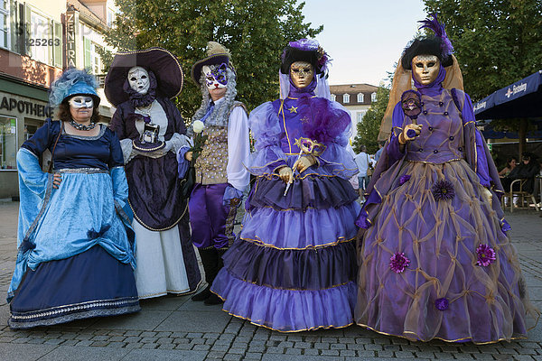Venzianische Karnevalsmasken und Kostüme bei der Venezianischen Messe auf dem historischen Marktplatz  Ludwigsburg  Baden-Württemberg  Deutschland
