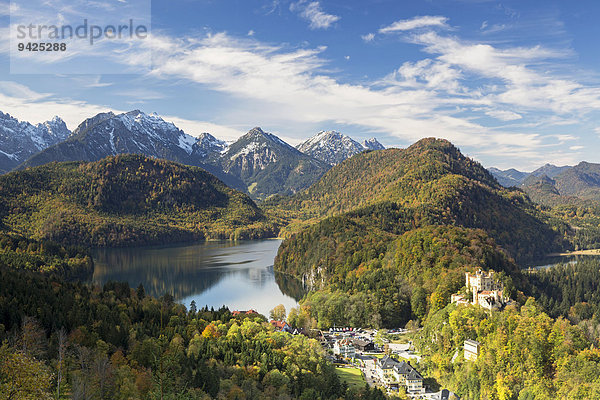 Alpsee mit Schloss Hohenschwangau im Herbst  Füssen  Ostallgäu  Bayern  Deutschland