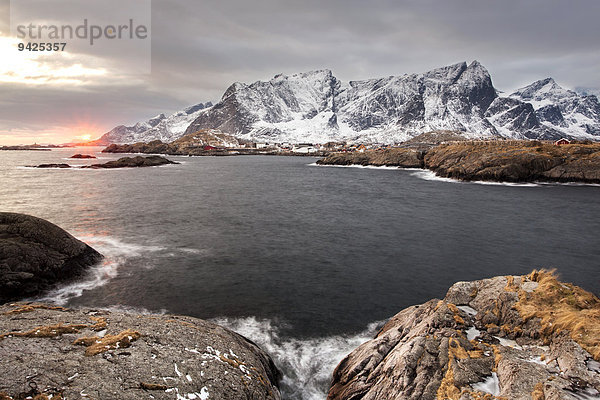 Winterstimmung bei Reine  Lofoten  Norwegen