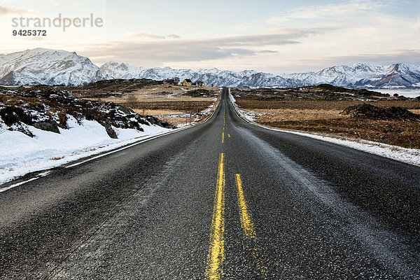 Winterstimmung an der Fernstraße E10  Lofoten  Norwegen