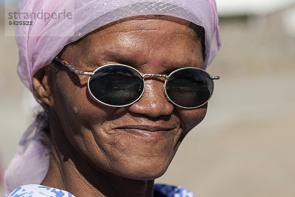 Einheimische Frau mit Kopftuch und Sonnenbrille  Portrait  Keetmanshoop  Namibia