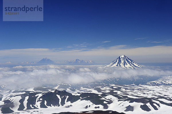 Blick vom Vulkan Goreli auf Vulkan Tolmachev Dol und Vulkan Opala  Kamtschatka  Russland