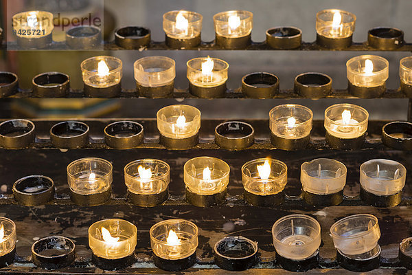 Brennende Opferkerzen in einer Kirche  München  Oberbayern  Bayern  Deutschland