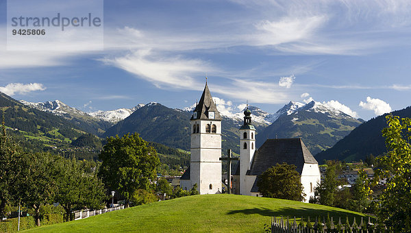 Ortsansicht vor Kitzbüheler Alpen  Stadtpfarrkirche Kitzbühel und Liebfrauenkirche  Kitzbühel  Tirol  Österreich