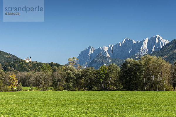 Ausblick auf das Gesäuse  Wallfahrtskirche Frauenberg  Hochtorgruppe  Planspitze  Hochtor  Ödstein