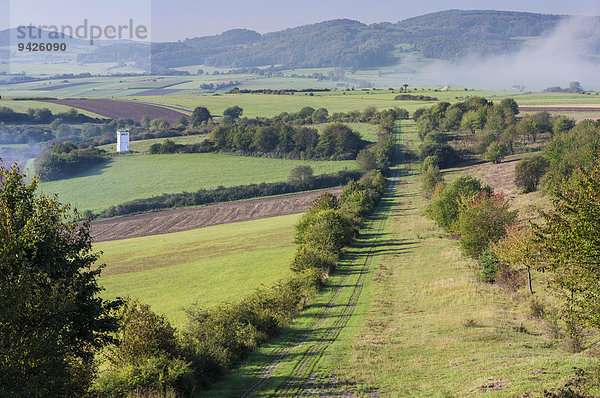 Ehemalige innerdeutsche Grenze  Todesstreifen mit Kolonnenweg  Beobachtungsturm  Nebelschwaden  bei Gedenkstätte Point Alpha  Rasdorf  Rhön  Hessen  Deutschland