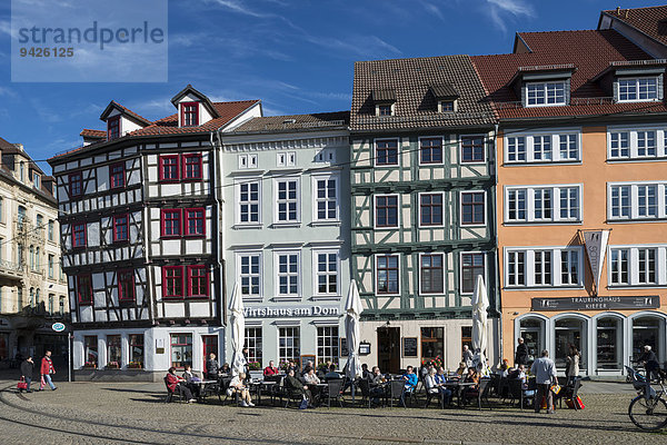 Restaurierte Häuser am Domplatz und Straßencafe  Erfurt Thüringen  Deutschland