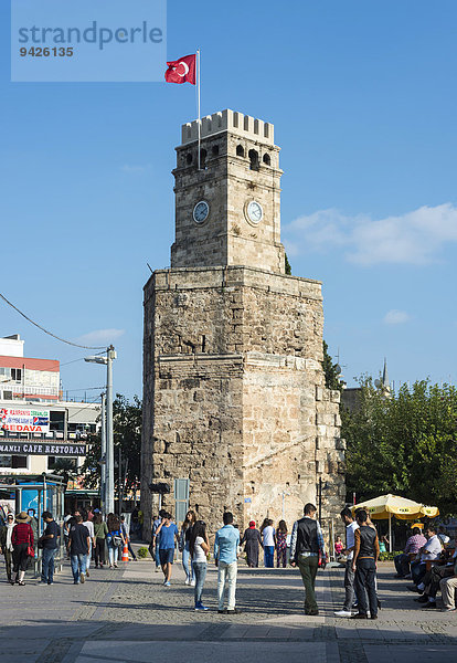 Historischer Uhrenturm mit der türkischen Flagge  Altstadt  Antalya  Türkei