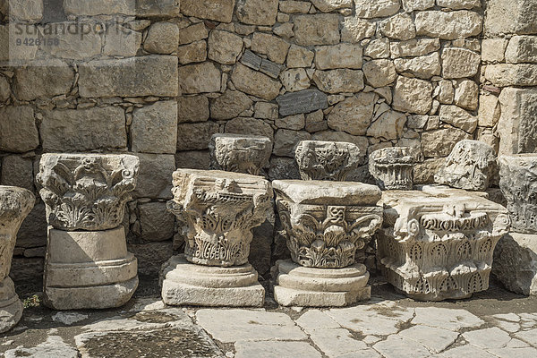 Säulenkapitelle mit Pflanzenornamenten  Basilika St. Nikolaus  Myra  Demre  Provinz Antalya  Türkei