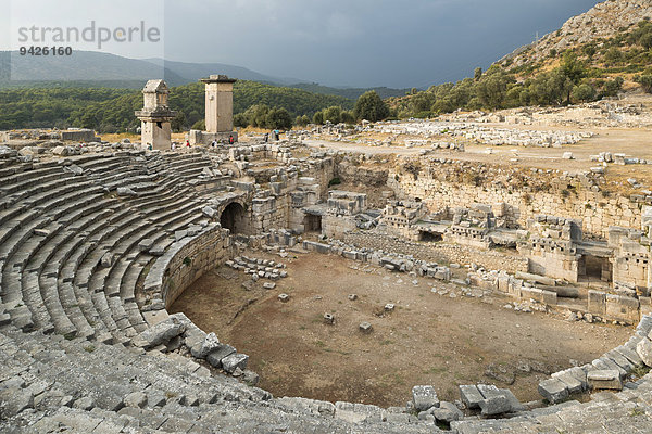 Theater und lykische Grabmäler  antike Stadt Xanthos  UNESCO Weltkulturerbe  bei Fethiye  Provinz Antalya  Türkei