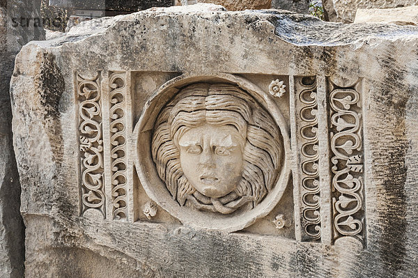 Relief an Steinblock vom römischen Amphitheater  antike Stadt Myra  Demre  Provinz Antalya  Türkei