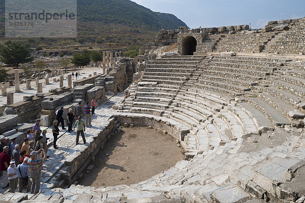 Odeion oder Buleuterion  ehemals überdachte Halle  Ratsversammlung  daneben Säulenreihe obere Agora  öffentlicher Platz  antike Stadt Ephesus  UNESCO Weltkulturerbe  Selçuk  Provinz ?zmir  Türkei