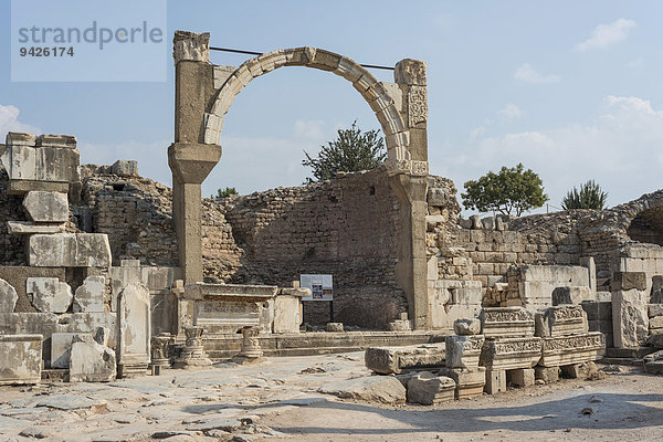 Domitiansbrunnen mit rekonstruiertem Bogen  Domitiansplatz  antike Stadt Ephesus  UNESCO Weltkulturerbe  Selçuk  Provinz ?zmir  Türkei