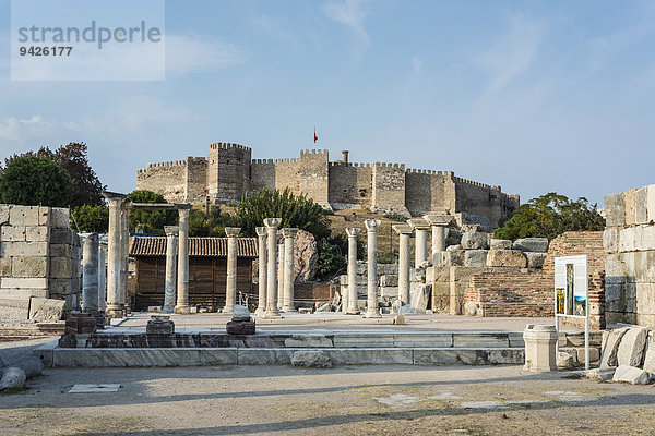 Johanneskirche  frühchristliche Basilika im byzantinischen Ephesos  hinten byzantinisch-seldschukische Festung  Selçuk  Provinz ?zmir  Türkei