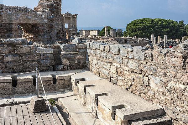 Öffentliche Toilettenanlage  Latrine  antike Stadt Ephesus  Efes  UNESCO Weltkulturerbe  Selçuk  Provinz ?zmir  Türkei