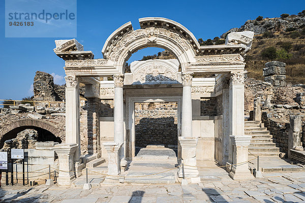 Hadrianstempel mit restauriertem sogenanntem syrischen Giebel  antike Stadt Ephesus  UNESCO Weltkulturerbe  Selçuk  Provinz ?zmir  Türkei