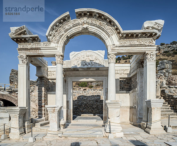 Hadrianstempel mit restauriertem sogenanntem syrischen Giebel  antike Stadt Ephesus  UNESCO Weltkulturerbe  Selçuk  Provinz ?zmir  Türkei