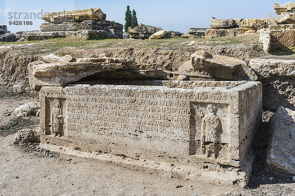Sarkophag mit Reliefs und Inschriften  Nekropole oder Totenstadt in Hierapolis  antike griechische Stadt  bei Pamukkale  Phrygien  Denizli  Türkei