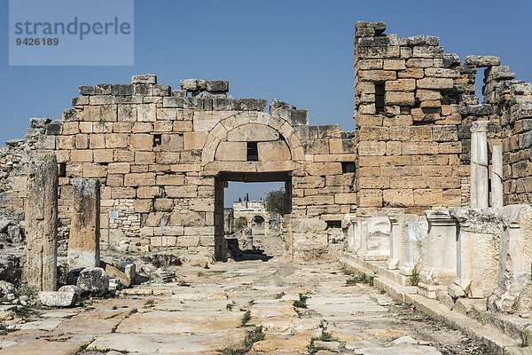 Byzantinisches Tor und Arkadenstraße  hinten Nordtor  Hierapolis  antike griechische Stadt  UNESCO Weltkulturerbe  bei Pamukkale  Phrygien  Denizli  Türkei