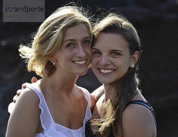 Zwei junge Frauen  Freundinnen  Lanzarote  Kanarische Inseln  Spanien