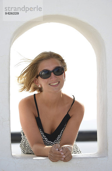 Junge Frau blickt vom Balcon de Femes  Femes  Lanzarote  Kanarische Inseln  Kanaren  Spanien