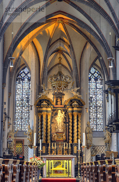 Barocker Hochaltar und Kanzel mit Apollinarisschrein  Basilika St. Lambertus  Düsseldorf  Rheinland  Nordrhein-Westfalen  Deutschland