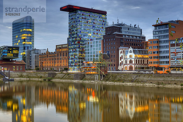 Skyline am Medienhafen  Colorium Gebäude mit Innside Hotel  Roggendorf-Haus  Dämmerung  blaue Stunde  Düsseldorf  Nordrhein-Westfalen  Deutschland