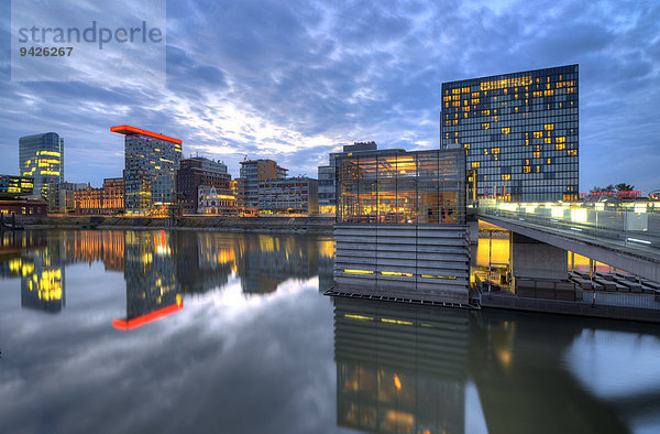 Skyline am Medienhafen  Lido  Colorium Gebäude mit Innside Hotel  Roggendorf-Haus  Hyatt Regency Hotel  Dämmerung  blaue Stunde  Düsseldorf  Nordrhein-Westfalen  Deutschland