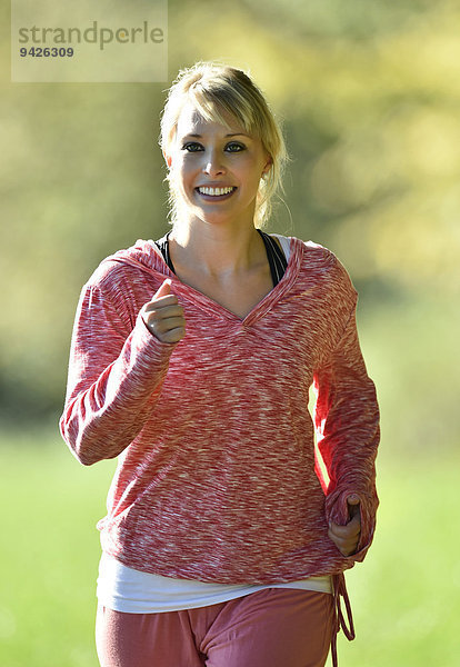 Junge Frau beim Jogging  Deutschland