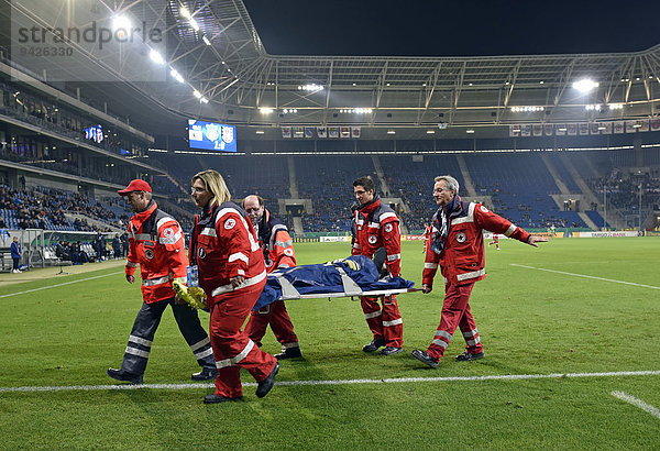 Verletzter Fußballspieler wird von Betreuern Rotes Kreuz auf Trage vom Spielfeld getragen  Wirsol Rhein-Neckar-Arena  Sinsheim  Baden-Württemberg  Deutschland