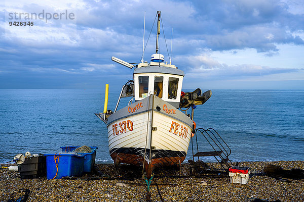 Fischerboot am Strand  Deal  Walmer  Kent  England  Großbritannien