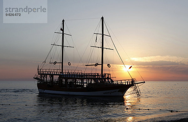 Ausflugschiff  Segelschiff ankert am Strand bei Sonnenuntergang  Manavgat  Antalya  Türkei