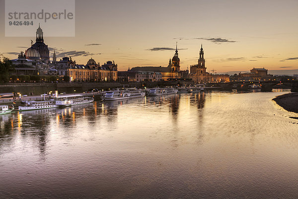 Blick über die Elbe auf die historische Altstadt bei Nacht  Dresden  Sachsen  Deutschland