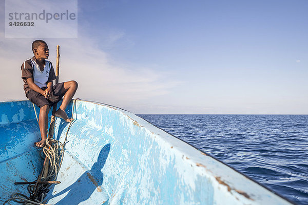 Junge auf Fischerboot blickt auf Meer  Yasawa Inseln  Fischi