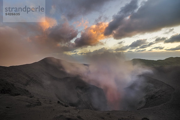 Dampf steigt auf aus offenem Krater des Mount Yasur Vulkans  Insel Tanna  Vanuatu