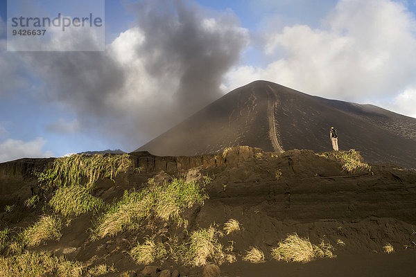 Mensch vor Mount Yasur Vulkan  Insel Tanna  Vanuatu