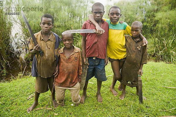 Jungen mit Macheten  Kisoro  Uganda