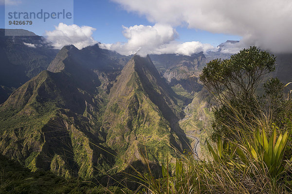 Dramatische Wolken über Talkessel Mafate mit Piton Cabris und Canyon des Riviere des Galets  Cirque de Mafate  La Reunion