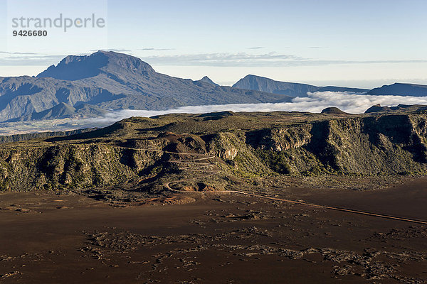 Vulkan Piton des Neiges erhebt sich hinter Straße zum Vulkan Piton de la Fournaise  La Reunion