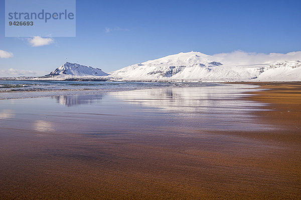 Sonniger Wintertag an Sandstrand vor Vulkan Snaefellsjökull  Snaefellsnes Halbinsel  Island