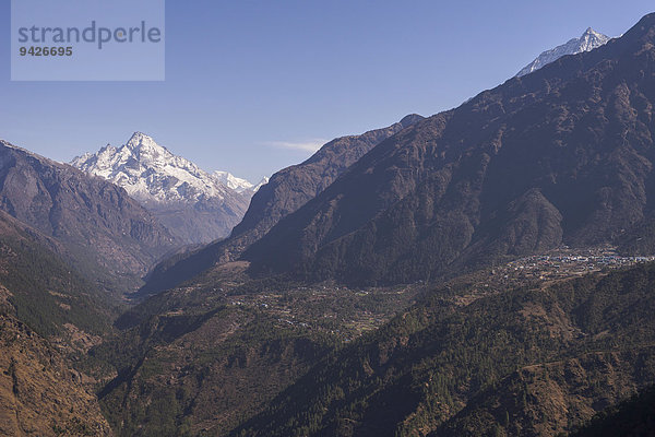 Sherpa-Dorf Lukla vor Bergpanorama  Khumbu  Solukhumbu  Mount Everest Region  Nepal