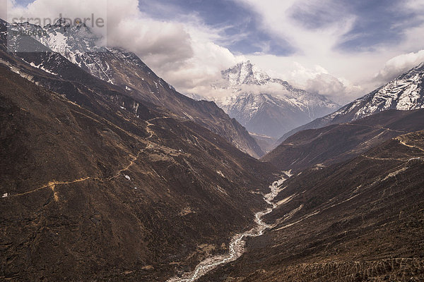 Fluß Dudhkoshi vor Bergpanorama im Gokyo-Tal  Khumbu  Solukhumbu  Mount Everest Region  Nepal