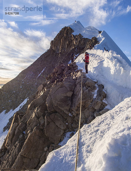 Angeseilter Bergsteiger auf dem Bergrücken  Huayna Potosi  Cordillera Real  Bolivien