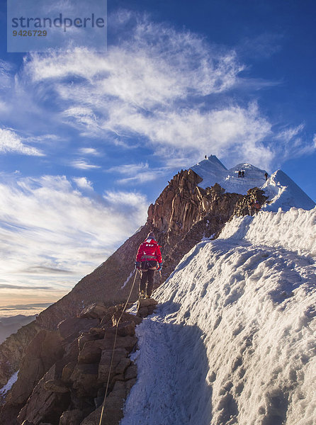 Angeseilter Bergsteiger auf dem Bergrücken  Huayna Potosi  Cordillera Real  Bolivien