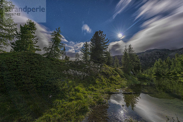 Limedes-See bei Nacht mit Mond  Falzarego-Pass Dolomiten  Venetien  Italien