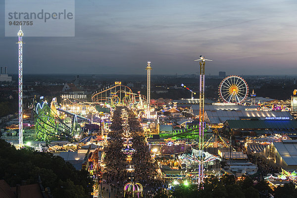 Fahrgeschäfte auf dem Oktoberfest  Abendstimmung  Wies'n  Theresienwiese München  Oberbayern  Bayern  Deutschland