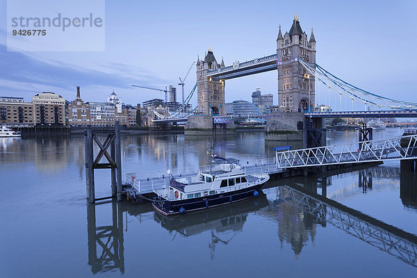 Ausblick über Tower Bridge zur City Hall  London  England  Großbritannien