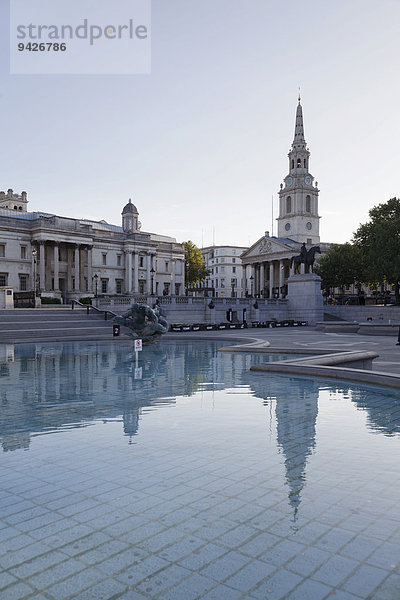 Brunnen  Reiterstandbild Georg IV  National Gallery und Kirche St Martin-in-the-Fields  Trafalgar Square  London  England  Großbritannien